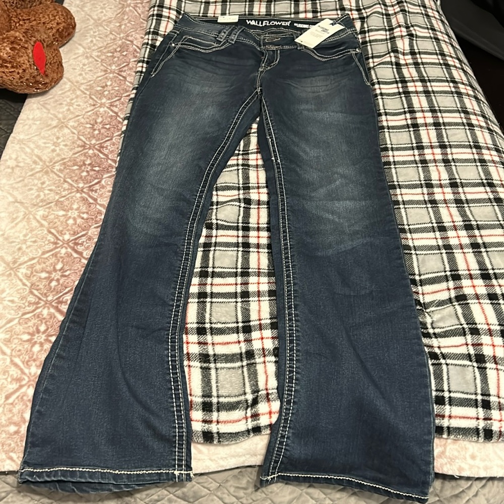 Wallflower size 5/27 boot cut jeans.